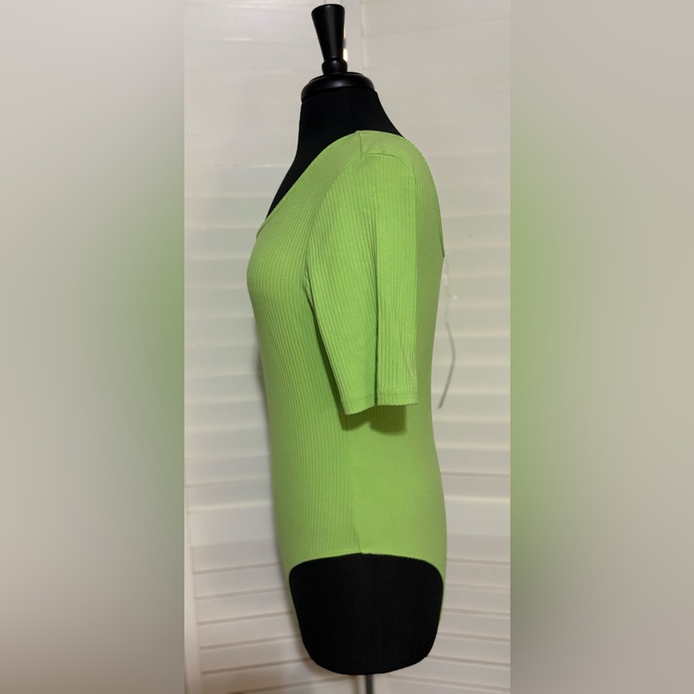 She + Sky Lime Green Fitted Bodysuit with Scoop Neckline NWT - Picture 3 of 3